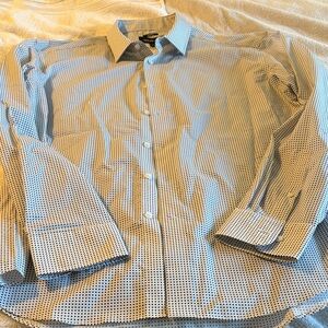 Kenneth Cole Light Blue Patterned Button Down Shirt. In new condition!